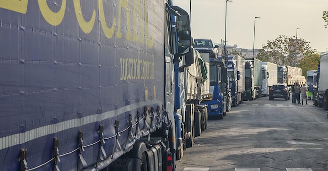 Blocco dei Tir a Palermo nell'innesto dell'autostrada che porta in città: in via Oreto e in strade attigue sono in sosta circa un centinaio di mezzi pesanti. (Ansa)