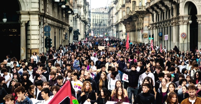 Gli studenti contro il degrado della scuola in corteo per il centro di Torino. (Ansa)