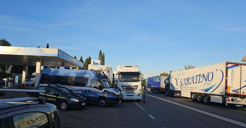autotrasporto continuano le proteste il governo mette sul piatto 105 milioni in pi249 da Ilsole24ore.com autotrasporto continuano le proteste il governo mette sul piatto 105 milioni in pi249