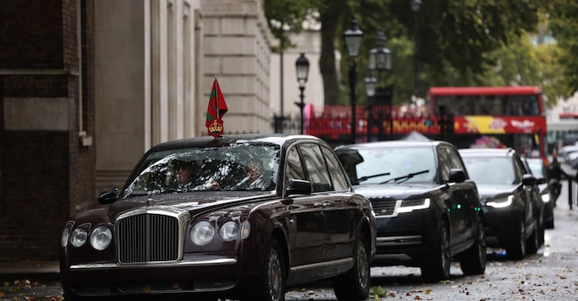 epa13319948 The royal motorcade of the Sultan of Oman arrives ahead a bilateral meeting with Britain's prime minister at Downing Street, in London, Britain, 21 October 2026. Oman's Sultan is currently on a three-day state visit to the UK. EPA/NEIL HALL EPA