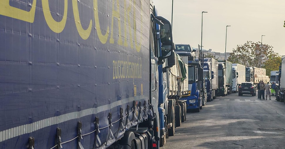 blocchi dei tir in sicilia sospesa la protesta oggi cdm subito 110 milioni per il gasolio