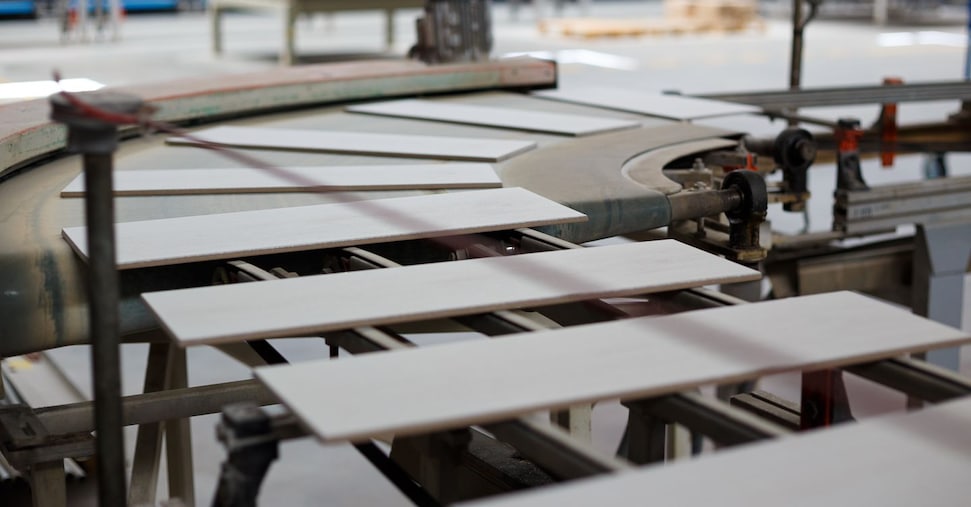 Ets, primo via libera dal Pe ai nuovi parametri: più quote gratuite alle industrie, priorità a ceramica e materiali refrattari