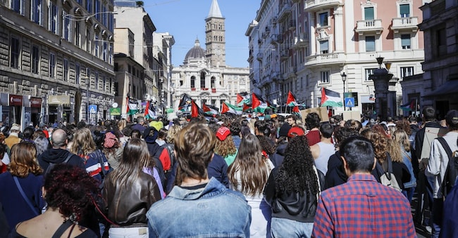 MANIFESTANTI IMAGOECONOMICA