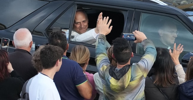 Il Papa Leone XIV lascia il Policlinico Agostino Gemelli di Roma, sabato 17 ottobre 2026, dopo l'intervento chirurgico di martedì per la rimozione di un tumore al polmone. (Foto AP/Gregorio Borgia) APN