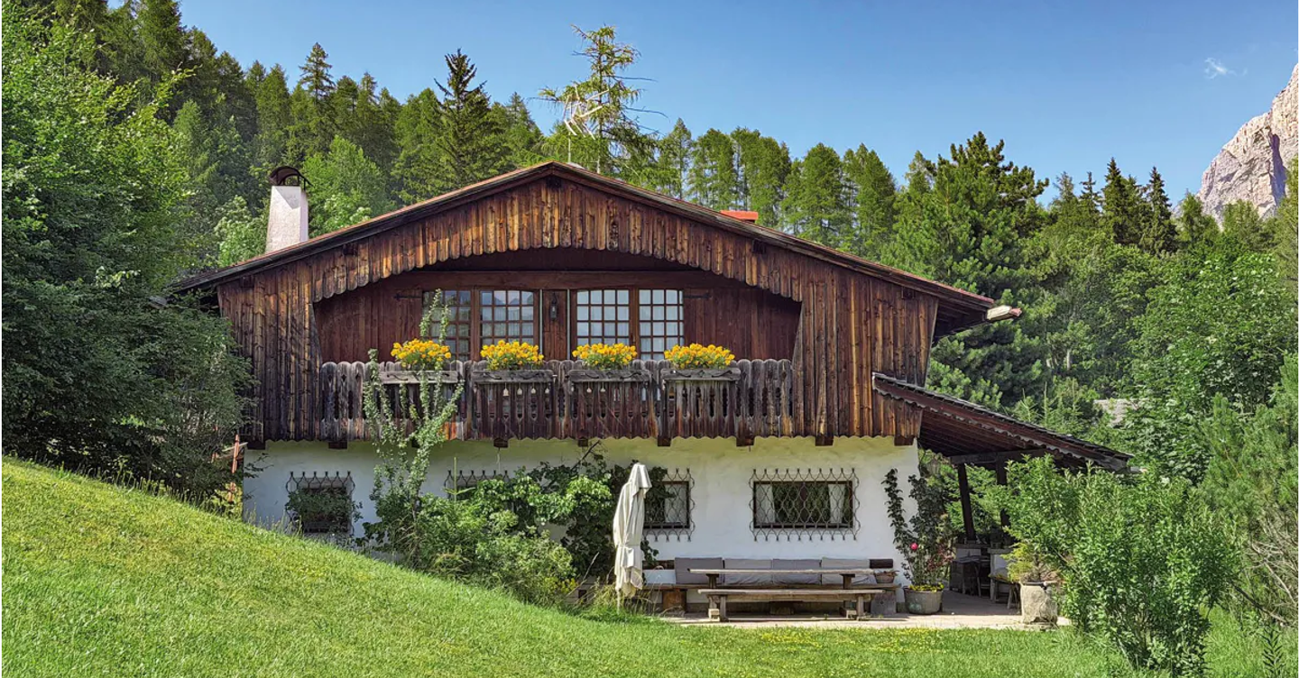 Immobiliare di lusso, la montagna resiste al clima che cambia: prezzi in crescita e turismo tutto l’anno