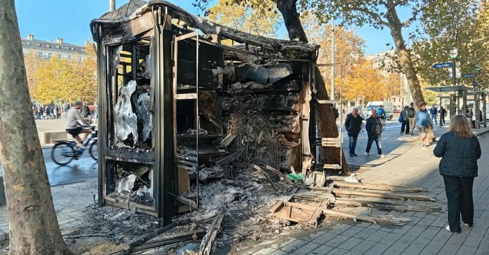 Francia, Macron autorizza solo le manifestazioni organizzate dai sindacati. Gilet gialli si uniranno ai cortei Francia, Macron autorizza solo le manifestazioni organizzate dai sindacati. Gilet gialli si uniranno ai cortei