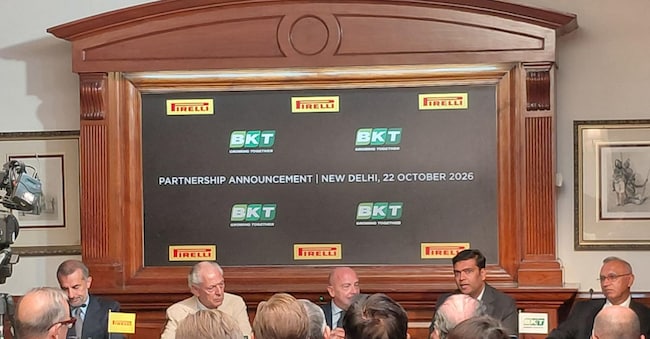 Da sinistra: Andrea Casaluci, Marco Tronchetti Provera, Rajiv Poddar e Arvind Poddar. Pirelli si rafforza in India, dove finora era presente solo dal punto di vista commerciale. Il gruppo ha siglato un accordo con Bkt, la multinazionale della famiglia Poddar: "in un impianto di nuova realizzazione dotato delle tecnologie più avanzate saranno prodotti 800.000 pneumatici Premium car a marchio Pirelli entro il 2030".
L'accordo, si legge in una nota, prevede in una seconda fase e a certe condizioni, "la costituzione di una joint venture paritetica per un impianto produttivo nel paese dedicato ai pneumatici car High Value, sia a marchio Pirelli sia a marchio BKT, destinati al mercato indiano e ad altri mercati internazionali". ANSA/SARA BONIFAZIO ANSA