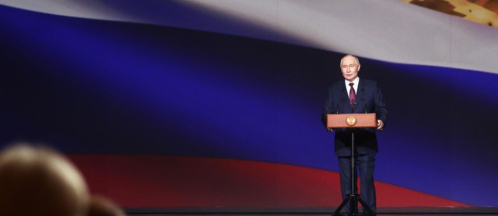 Il presidente russo Vladimir Putin tiene un discorso durante una cerimonia in occasione del 10° Congresso e del 150° anniversario dell’Unione dei Lavoratori del Teatro di Russia al Teatro Bolshoi di Mosca, Russia, il 22 ottobre 2026.  EPA/Sofia Sandurskaya/SPUTNIK/KREMLIN POOL - CITAZIONE OBBLIGATORIA EPA