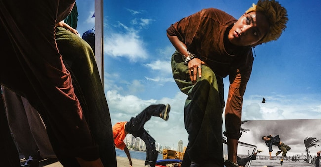 I vicoli stretti della città vecchia di Delhi, la skyline moderna di Mumbay, la natura rigogliosa del Rahjastan: per la prima volta in 53 edizioni il calendario Pirelli sceglie l'India come sfondo. Colori e contrasti, bellezza e vitalità in una edizione insolita a due firme, quelle di S›lve Sundsb› che aveva già firmato lo scorso anno e quella di Avani Rai, fotografa figlia d'arte. Il padre Raghu Rai, maestro della fotografia indiana, è scomparso a fine aprile qualche mese dopo aver accettato l'incarico di scattare il calendario 2027. ANSA