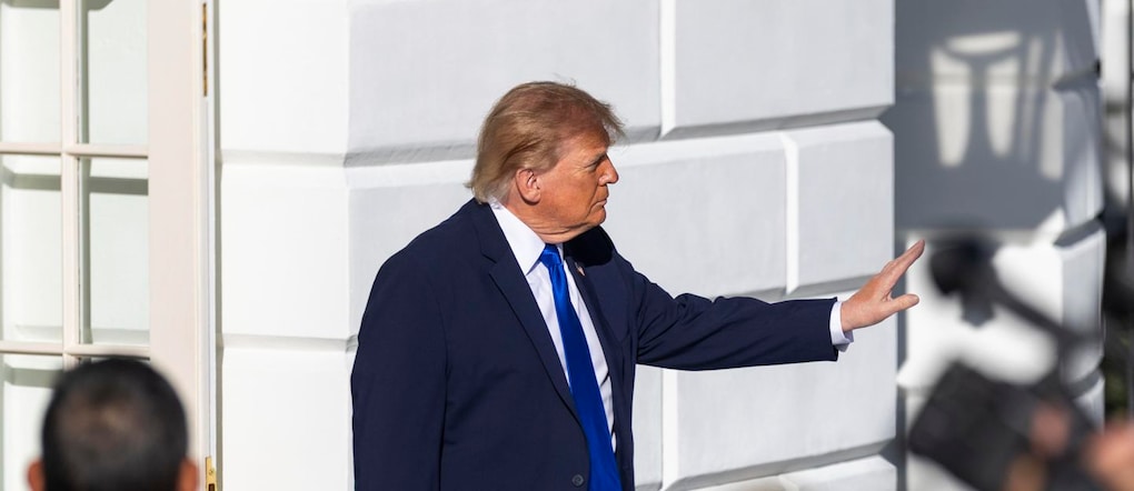 Il presidente Donald Trump  parla con i reporter prima di partire dalla Casa Bianca per la campagna elettorale in Iowa  EPA