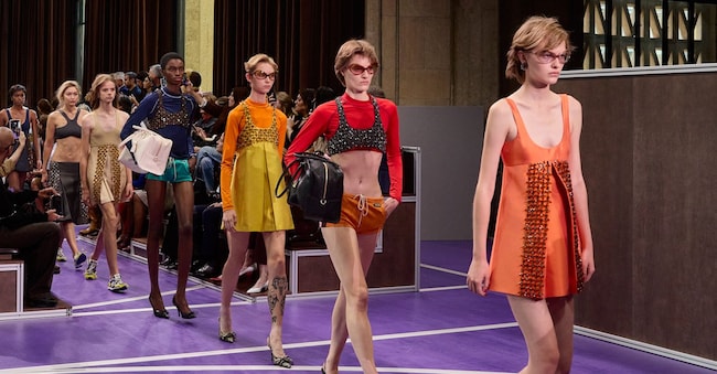 La sfilata di Miu Miu (gruppo Prada), appena vista a Parigi per la collezione primavera-estate 2027