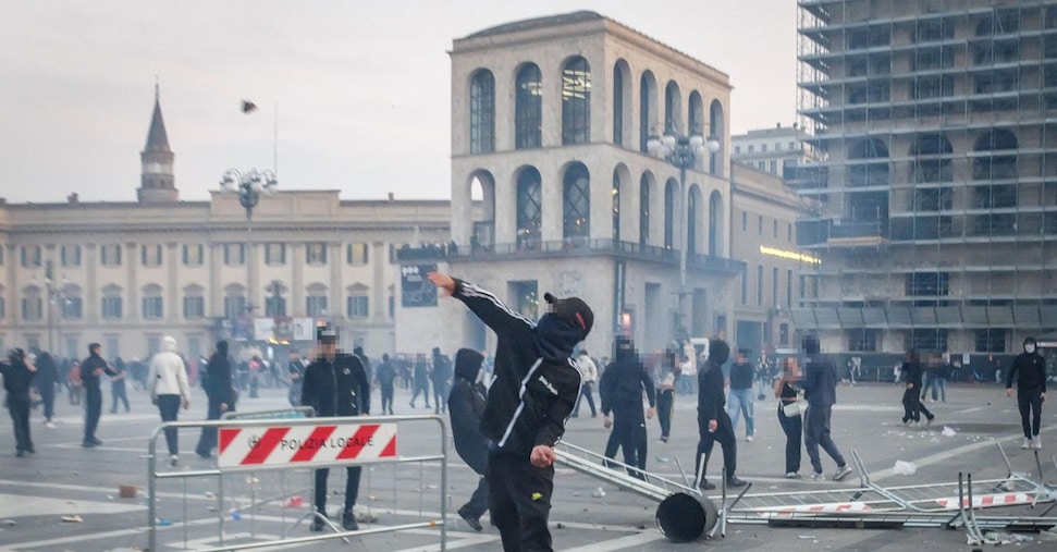 Antagonisti, molotov e terrorismo a Bari. Cento perquisizioni in tutta Italia Antagonisti, molotov e terrorismo a Bari. Cento perquisizioni in tutta Italia