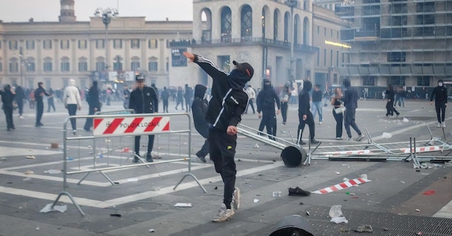 Scontri in piazza del Duomo durante la manifestazione 'Italia in piazza' del 17 Ottobre 2026 a Milano.