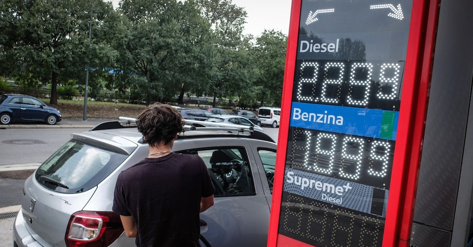 Carburanti, Italia al top in Europa per tasse su gasolio. Su un litro di diesel 1,08 euro vanno allo Stato