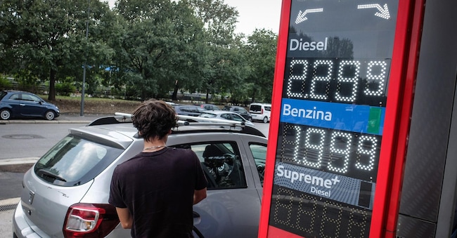 In Italia il peso di tasse e accise sul gasolio è il più alto in Europa, pari al 48% del prezzo finale pagato alla pompa dagli automobilisti. ANSA