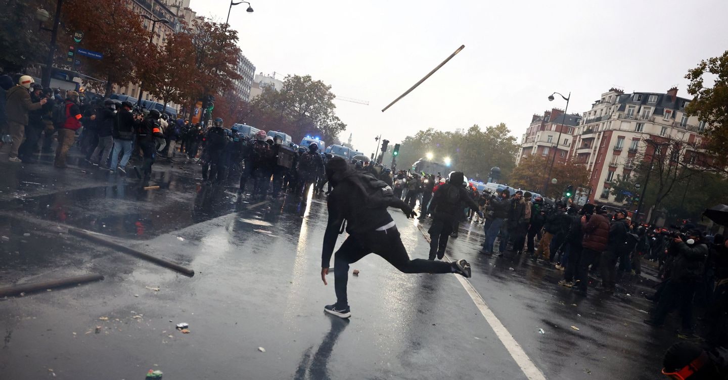 Scontri a Parigi, oltre 500 casseur hanno attaccato la polizia