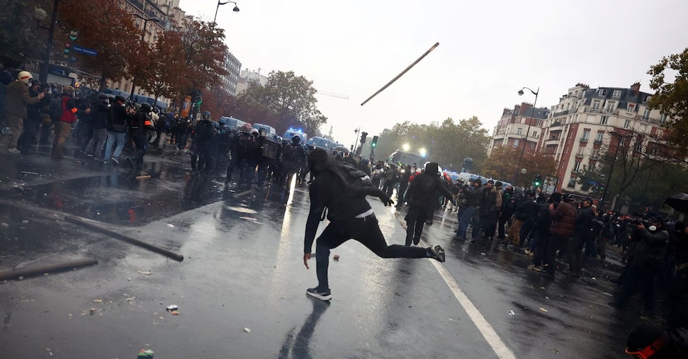 Scontri a Parigi, oltre 500 casseur hanno attaccato la polizia