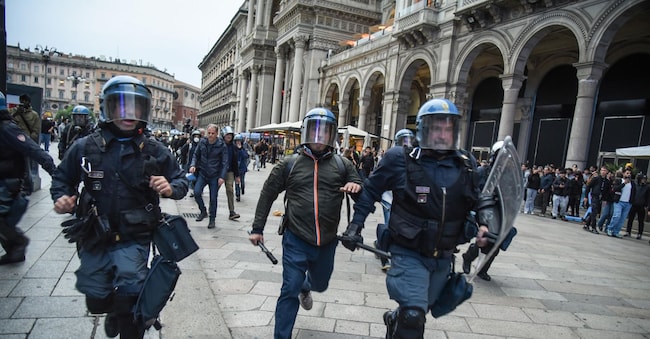 Riots in and around Piazza Duomo, Milan, October 18, 2026. ANSA/MATTEO CORNER ANSA