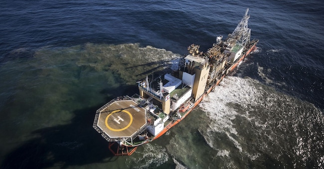 La nave per l’estrazione di diamanti Mafuta, gestita da Debmarine Namibia, una joint venture tra De Beers e il governo namibiano, cerca diamanti utilizzando un trattore crawler per aspirare i sedimenti dal fondale marino durante le operazioni nell’Oceano Atlantico al largo delle coste della Namibia Simon Dawson/Bloomberg