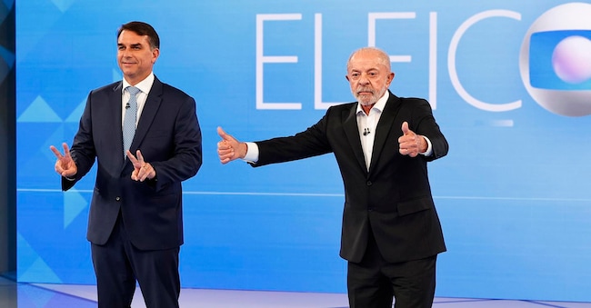 Testa a testa. I candidati alla presidenza del Brasile, Flavio Bolsonaro (a sinistra) e Luiz Inacio Lula da Silva, durante un dibattito. Gli ultimi sondaggi li danno appaiati al 50% (EPA)