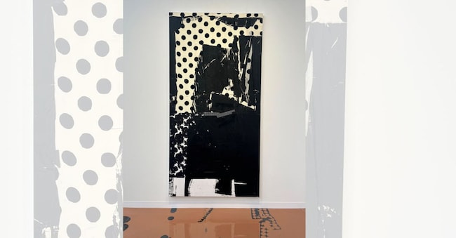 Lorenza Longhi allo stand di Oskar Weiss nel settore Emergence di Art Basel Paris