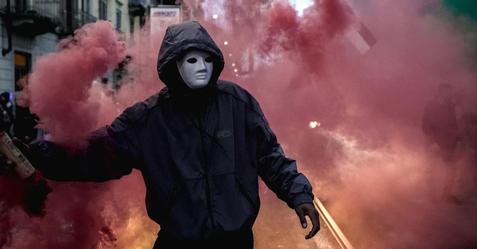 Piazze blindate: scontri e cariche a Roma, Torino, Bologna e Firenze Piazze blindate: scontri e cariche a Roma, Torino, Bologna e Firenze
