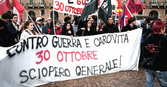 Manifestazione e corteo contro il riarmo, caro carburante e data center. Torino 24 ottobre 2026. ANSA