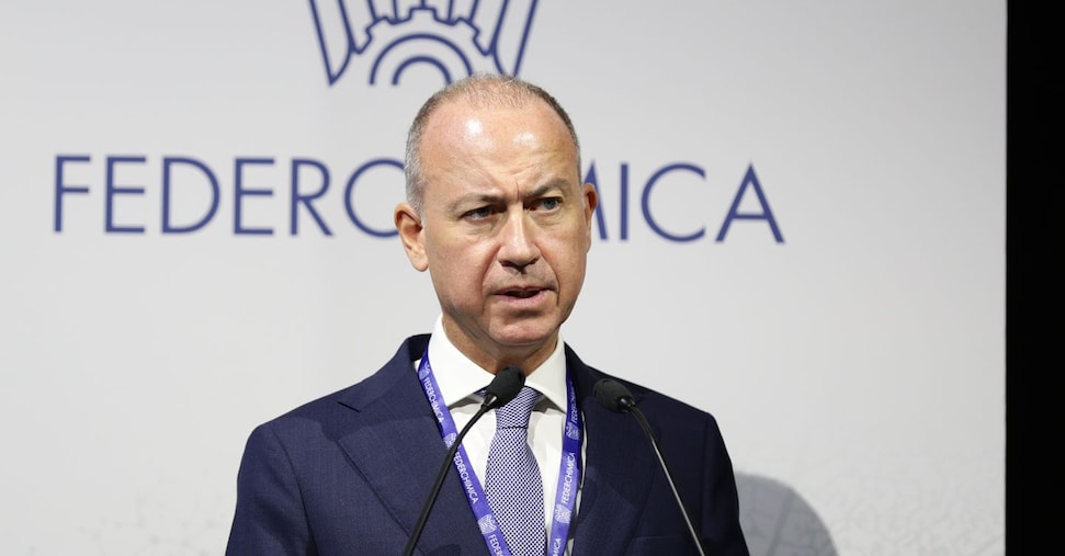 Chimica, produzione in calo del 3%: politiche Ue decisive per cambio di passo. Meloni: intervenire sugli Ets