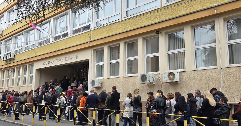 La Serbia in massa alle urne, l’affluenza è record La Serbia in massa alle urne, l’affluenza è record