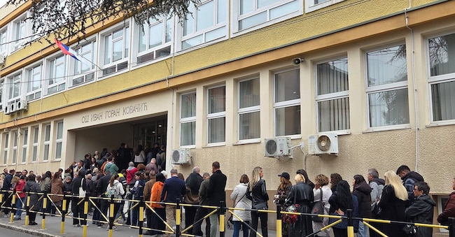 La fila ai seggi a Belgrado. Foto di Macaela Cappellini