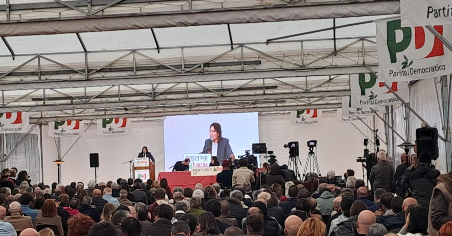 «Il neoliberalismo ha fallito»: Schlein punta a sinistra, con l’occhio al disagio sociale e ai giovani in piazza