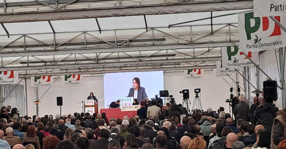 «Il neoliberalismo ha fallito»: Schlein punta a sinistra, con l’occhio al disagio sociale e ai giovani in piazza