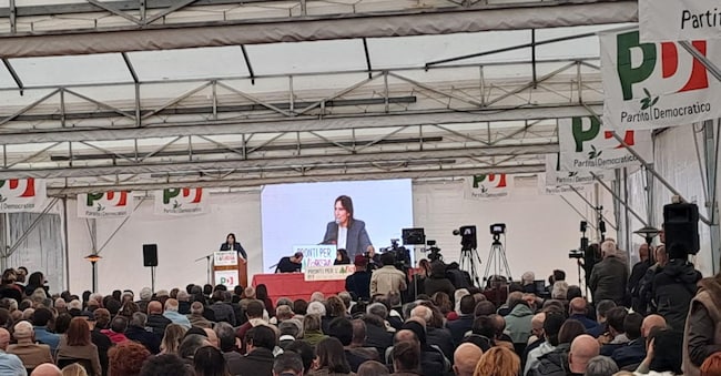 La segretaria del Pd Elly Schlein chiude a Montepulciano "Pronti per l'alternativa", la tre giorni delle aree Pd che sostennero la sua corsa alla guida del partito, 25 ottobre 2026 ANSA / Giampaolo Grassi ANSA