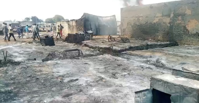 Funzionari dell'amministrazione locale visitano un mercato dopo un  con droni nella regione di Abyei, lungo il confine tra il Sud Sudan e il Sudan REUTERS