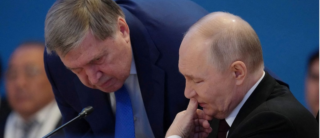 Il presidente russo Vladimir Putin parla con il suo collaboratore Yuri Ushakov REUTERS/Turar Kazangapov/File Photo REUTERS