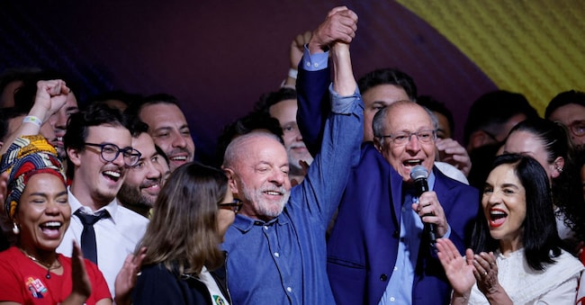 Il presidente prasiliano Luiz Inacio Lula da Silva cona sinistra sua moglie, Rosangela "Janja" da Silva, e a destra il vicepresidente Geraldo Alckmin festeggiano la vittoria elettorale. REUTERS/Brian Snyder       TPX IMAGES OF THE DAY REUTERS