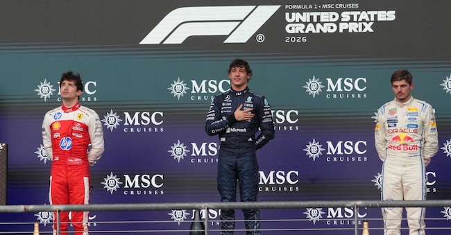 Il pilota italiano della Mercedes Andrea Kimi Antonelli festeggia sul podio dopo aver vinto il Gran Premio degli Stati Uniti di Formula 1, insieme al pilota monegasco della Ferrari Charles Leclerc, secondo classificato, e al pilota olandese della Red Bull Max Verstappen, terzo classificato, ad Austin, in Texas, domenica 25 ottobre 2026. (Foto AP/Eric Gay)      Associated Press/ LaPresse Solo Italia e Spagna APS
