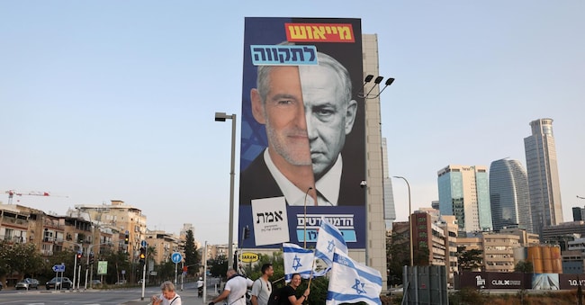 Un poster elettorale che mostra un fotomontaggio con il premier Benjamin Netanyahu  e il leader del partito «Democratici», Yair Golan   EPA/ABIR SULTAN EPA