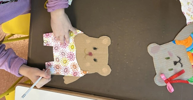 Uno dei laboratori artistici di Ludobiblio, progetto della Fondazione Meyer che coinvolge in attività culturali i bambini ricoverati.