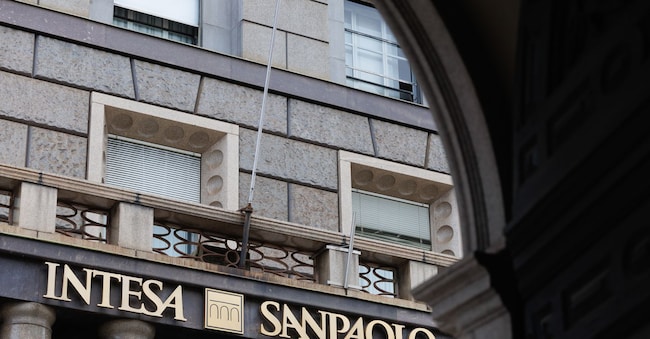Una filiale della banca Intesa San Paolo SpA a Milano, in Italia, lunedì 28 luglio 2025. Da quasi un anno ormai l’Italia è al centro di una rinascita delle acquisizioni bancarie in Europa, con almeno una mezza dozzina di operazioni proposte. Fotografo: Giuliano Berti/Bloomberg via Getty Images Bloomberg via Getty Images