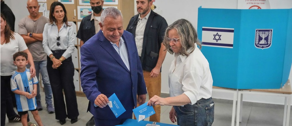 Gadi Eisenkot, leader del partito Yashar (“Dritto”), e sua moglie, Hannah Eisenkot, hanno espresso il proprio voto in un seggio elettorale durante le elezioni generali israeliane a Herzliya, in Israele, martedì 27 ottobre 2026. (Foto AP/Ariel Schalit) Associated Press/ LaPresse Solo Italia e Spagna APN