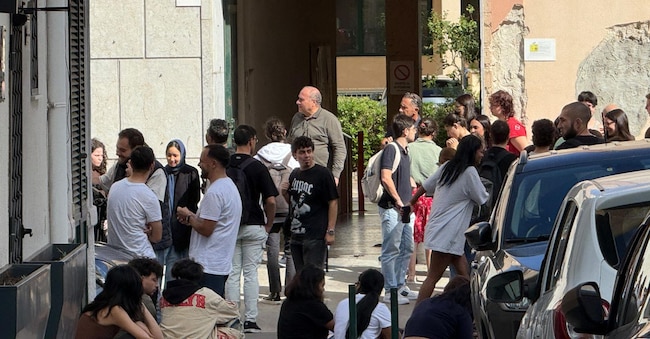 Gente in strada dopo le tre scosse di terremoto. La più forte è stata di magnitudo di 5.5 con epicentro nel Tirreno meridionale a nod-ovest delle Eolie, non distante da Alicudi. Al momento non ci sono state segnalazioni grossi danni.Palermo,23 ottobre 2026. (Ansa)