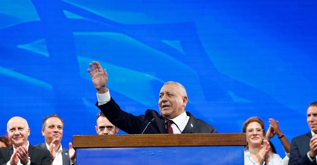 L'ex capo delle forze armate Gadi Eisenkot, leader del partito Yashar, saluta la folla dopo la diffusione dei risultati degli exit poll delle elezioni nazionali presso la sede del suo partito a Tel Aviv, in Israele, il 28 ottobre 2026.  REUTERS/Shir Torem REUTERS