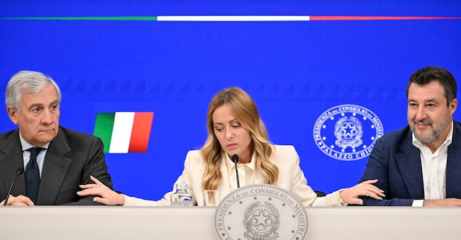 La presidente del Consiglio, Giorgia Meloni (C), con il ministro degli Affari Esteri, Antonio Tajani (S), e il ministro delle Infrastrutture e dei Trasporti, Matteo Salvini (D), durante la conferenza stampa a Palazzo Chigi sulla manovra di bilancio al termine del Consiglio dei Ministri, Roma, 28 ottobre 2026. ANSA/RICCARDO ANTIMIANI ANSA