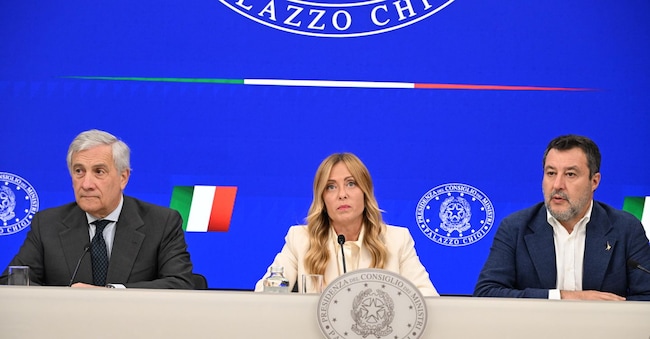 La premier Giorgia Meloni  con i ministri Antonio Tajani e Matteo Salvini nella conferenza stampa al termine del Consiglio dei ministri che ha approvato la manovra, Roma 28 ottobre 2026. ANSA/ RICCARDO ANTIMIANI ANSA