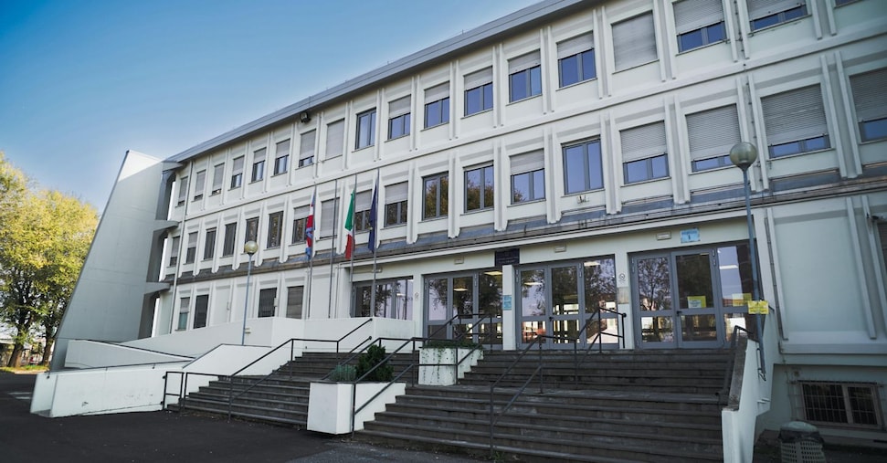 Photo: Il Sole 24 ORE Professore aggredito da uno studente durante l'interrogazione, ferito al naso