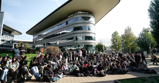 Gli studenti durante l'occupazione dell'università Campus Einaudi a Torino. (ANSA/TINO ROMANO)