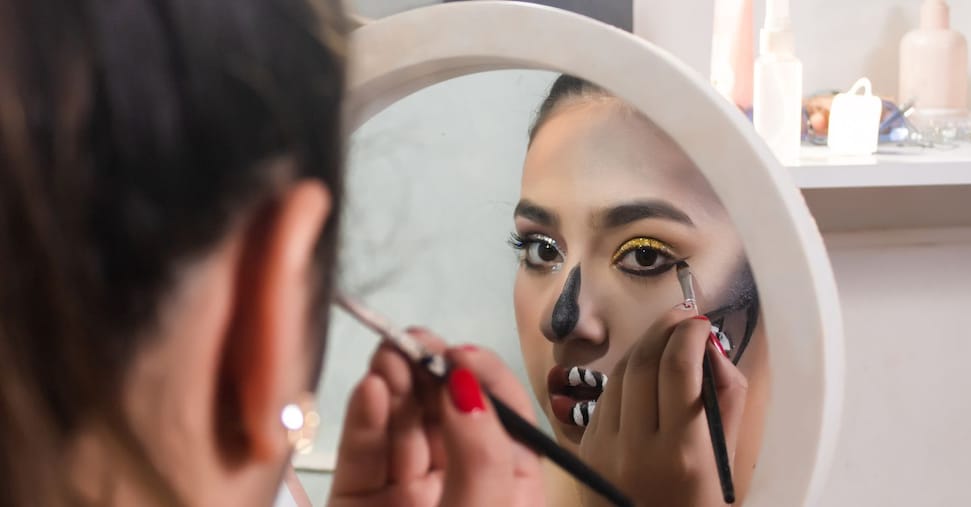 Halloween, attenzione a glitter e cosmetici che danneggiano la pelle Halloween, attenzione a glitter e cosmetici che danneggiano la pelle