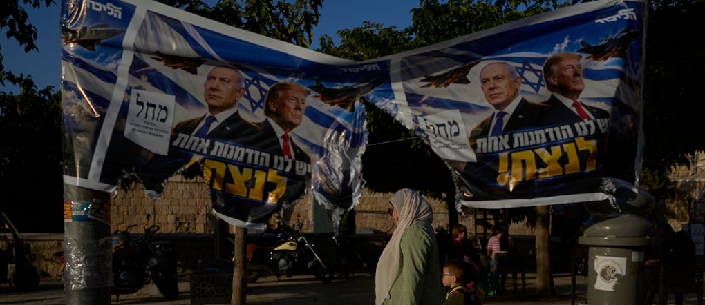 Una donna araba passa davanti a manifesti elettorali del Likud con il premier Benjamin Netanyahu e il presidente Usa Donald Trump (AP Photo/Ohad Zwigenberg)     Associated Press / LaPresse Only italy and spain APN