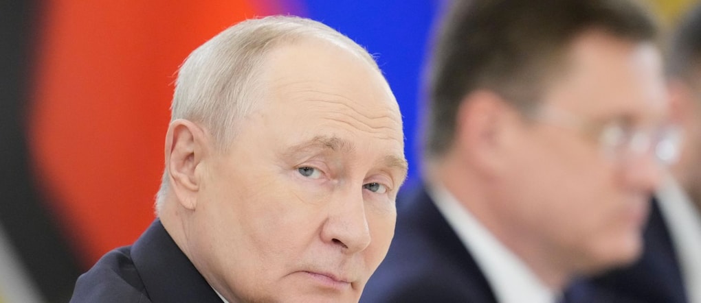 Il presidente russo Vladimir Putin parla con il presidente del Mozambico Daniel Chapo a margine dell’ottavo vertice del Forum dei Paesi esportatori di gas (GECF) a Mosca, in Russia, il 27 ottobre 2026. Il vertice riunisce i capi di Stato e di governo dei paesi membri del GECF. EPA/PAVEL BEDNYAKOV / POOL EPA